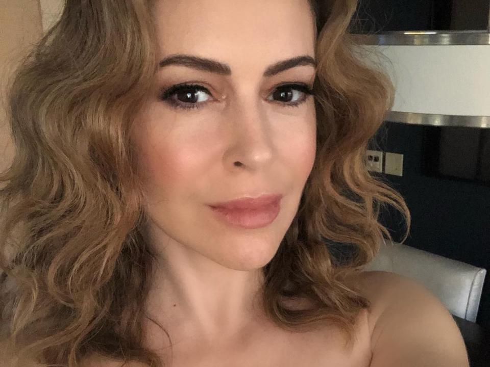 <p>Niemals zuvor sei sie so krank gewesen, schrieb Alyssa Milano über ihre Corona-Infektion und beschrieb ihre zahlreichen Symptome: "Alles tat weh. Verlust des Geruchssinns. Es fühlte sich an, als säße ein Elefant auf meiner Brust. Ich konnte nicht atmen. Ich konnte kein Essen bei mir behalten. Ich habe in zwei Wochen neun Pfund verloren", erklärte der "Charmed"-Star. (Bild: www.instagram/milano_alyssa)</p>