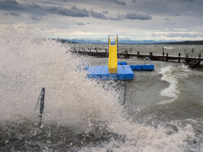 Sturmtief «Niklas» hat Deutschland erreicht und soll über das ganze Land fegen: Ein blaue Badeinsel im Starnberger See wird von den Wellen umbrandet. Foto: Peter Kneffel