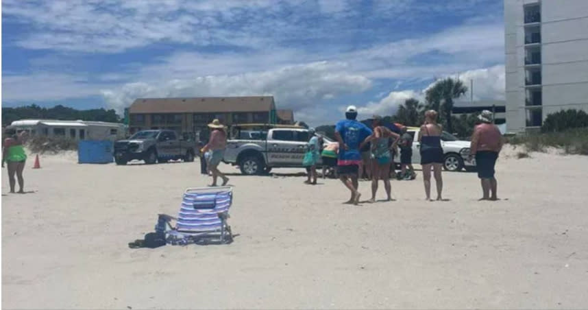 66歲的舒爾茨彼得斯正躺在海灘上進行日光浴時，被一輛在海灘上行駛的警用皮卡車輾過，送醫後不幸身亡。（圖／翻攝X／Local 12/WKRC-TV）