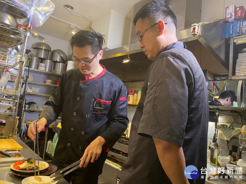 職人新秀合力創作異國料理作品《白食醬煎烤雞胸燉飯》