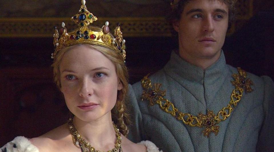 Auch die Geschichte der Vorfahren von Henry VIII. gestaltete sich ähnlich reich an Intrigen. Das demonstrierte 2013 eindrücklich die BBC-Serienadaption von Philippa Gregorys Bestseller "The White Queen". In der Nacherzählung der berüchtigten "Rosenkriege" war die schwedische Durchstarterin Rebecca Ferguson als Elizabeth Woodville zu sehen, die Gemahlin des jungen Königs Edward IV. (Bild: Fox)