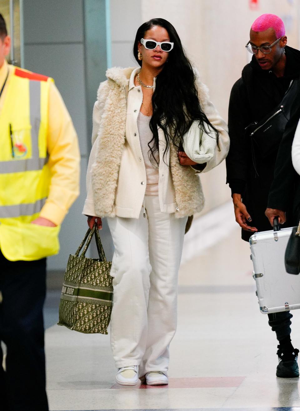 <h1 class="title">Rihanna in Airport</h1><cite class="credit">Gotham/Getty Images</cite>