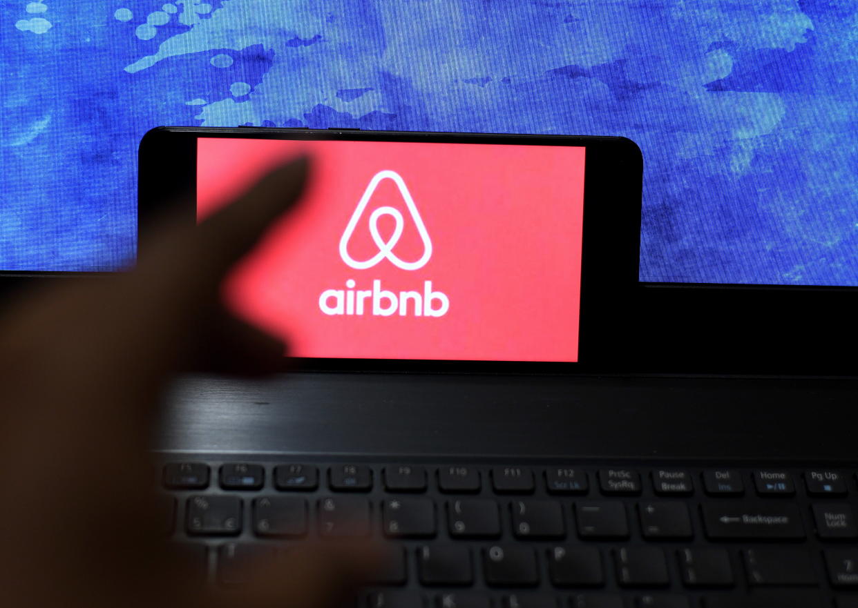 INDIA - 2021/01/15: In this photo illustration an Airbnb logo seen displayed on a smartphone. (Photo Illustration by Avishek Das/SOPA Images/LightRocket via Getty Images)