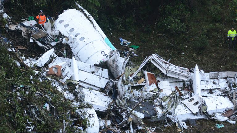 Los restos del avión de LaMia, cerca de Medellín