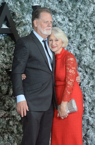 <p>Su esposo, Taylor Hackford, la acompañó durante la velada, y ella se mostró muy cariñosa con él. </p>