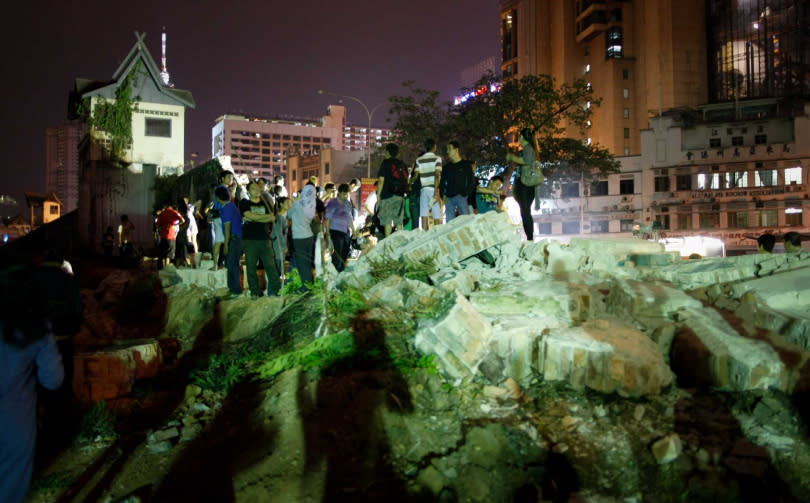 吉隆玻市區的半山芭監獄2010年6月21日拆除，不少民眾撿拾圍牆碎塊作紀念。（圖／達志／美聯社）