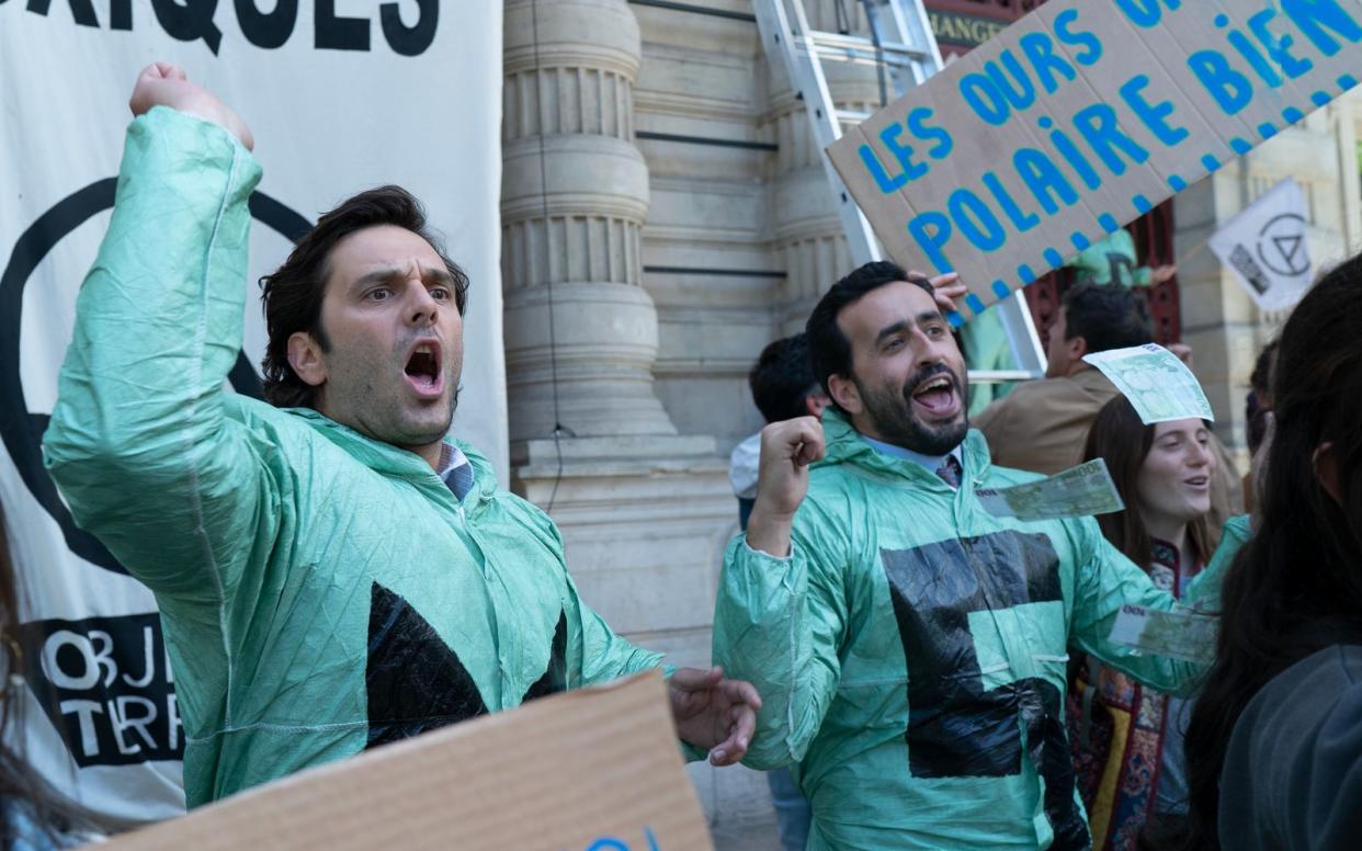 Ehe sie sich versehen, stehen die Schwindler Albert (Pio Marmai, links) und Bruno (Jonathan Cohen) mit Klimaaktivisten auf der Straße. (Bild: Leonine/Carole Bethuel)