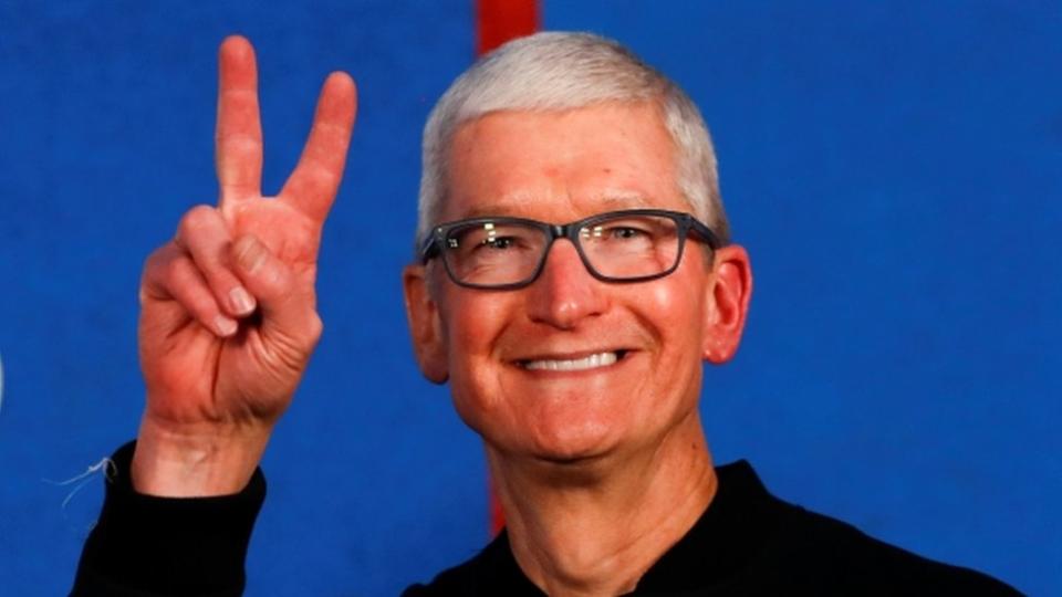 Director ejecutivo de Apple, Tim Cook, en la premier de la segunda temporada de la serie televisiva "Ted Lasso", en California