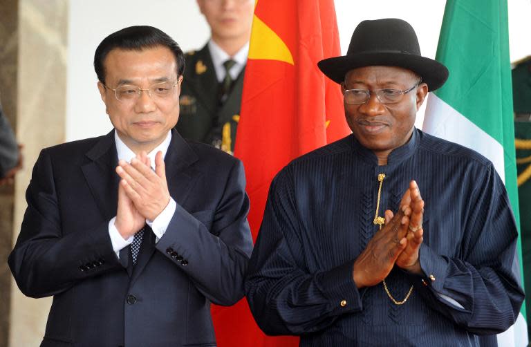 Nigerian President Goodluck Jonathan (R) and Chinese Prime Minister Li Keqiang ahead of their meeting in Abuja on May 7, 2014