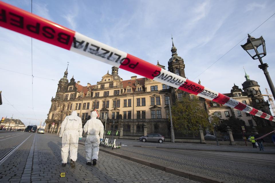 Policías caminan frente al Palacio Residencial, el edificio de la Bóveda Verde en Dresden, el lunes 25 de noviembre del 2019. Las autoridades alemanas dijeron que ladrones ingresaron al antiguo museo y sustrajeron tres juegos de joyas “invalorables” del siglo XVIII. (Sebastian Kahnert/dpa via AP)