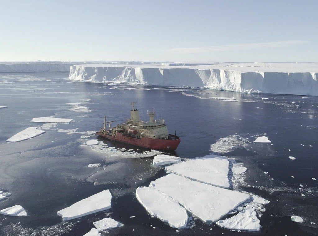 Research team surveying the seafloor near Thwaites Glacier (Alex Mazur/British Antarctic Survey)