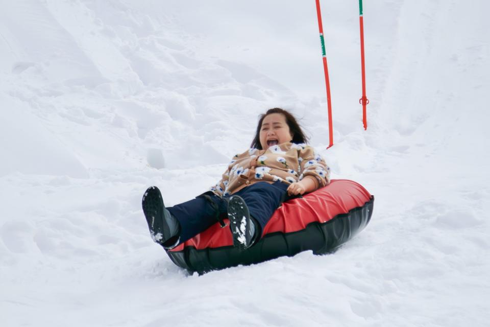 鍾欣凌玩雪。（圖／桂田文化藝術基金會、桂田文創供應）