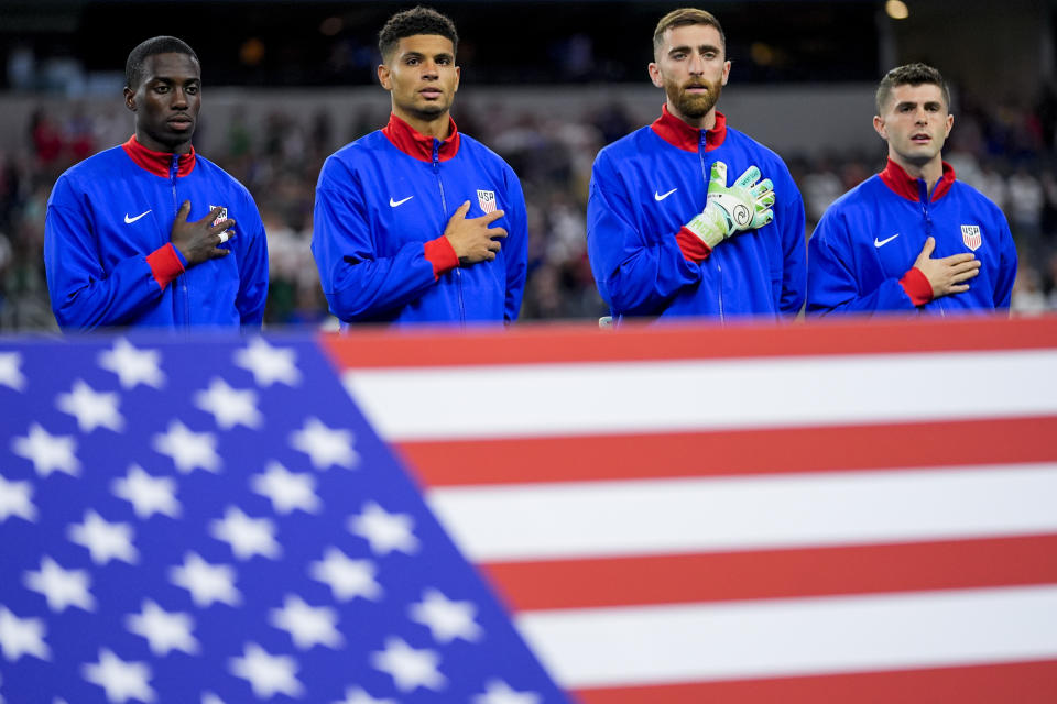 Die US-Starter (von links) Tim Weah, Miles Robinson, Matt Turner und Christian Pulisic hören sich die Nationalhymne vor einem Halbfinalspiel der CONCACAF Nations League gegen Jamaika am Donnerstag, 21. März 2024, in Arlington, Texas, an.  (AP Photo/Julio Cortés)