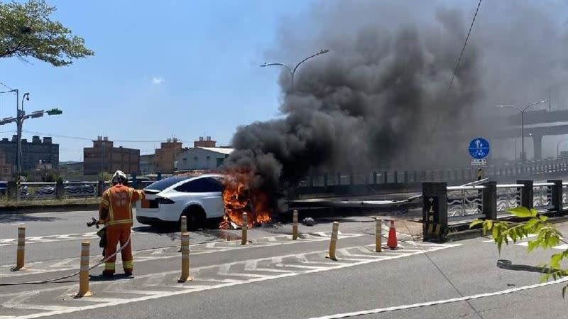 林志穎駕特斯拉自撞，車頭爆炸起火燃燒。（圖／翻攝畫面）