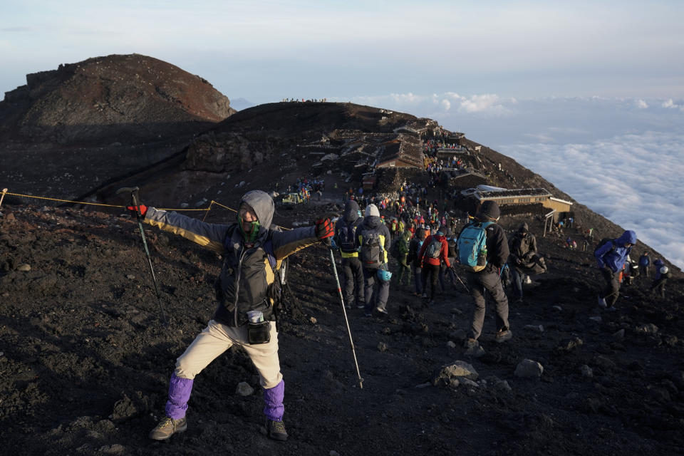 Un escalador se hace una foto después de haber visto el amanecer en lo alto del Fuji. <br><br>Foto: AP Photo/Jae C. Hong