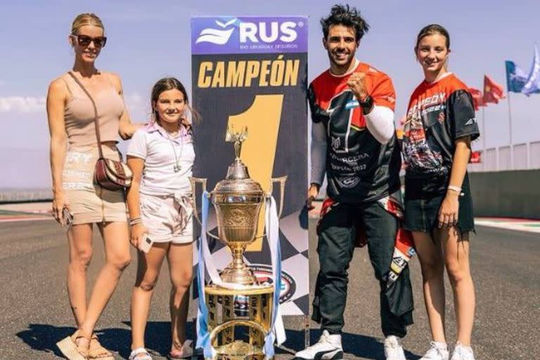 Nicole Neumann suele acompañar a su novio Manu Urcera en sus carreras de TC; aquí, junto a dos de sus hijas, Sienna y Allegra Cubero