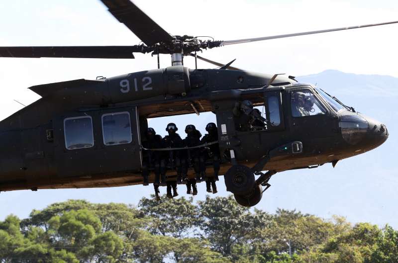 20191030-搭載特戰官兵的UH-60M「黑鷹」直升機。（蘇仲泓攝）