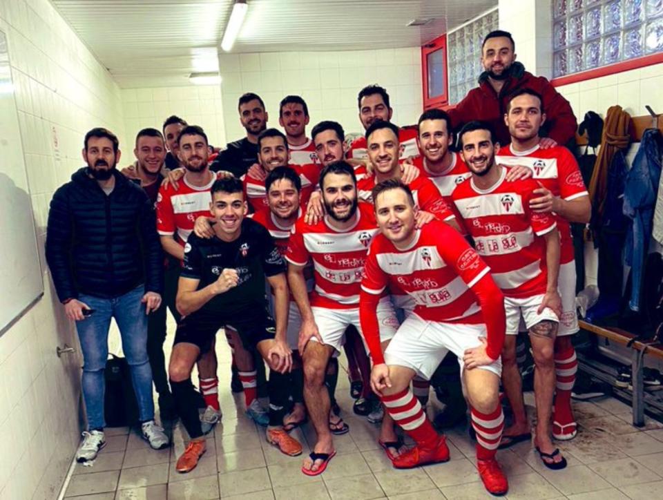 Los jugadores del Racing de La Guía, equipo de la Regional Preferente de Asturias. (Foto: Twitter / @Racingdelaguia). 