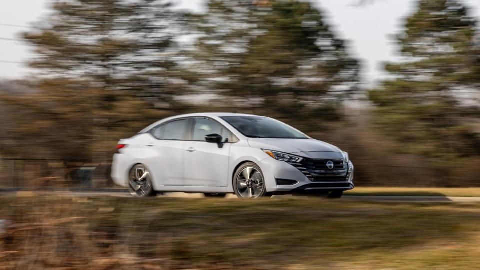 2023 nissan versa sr