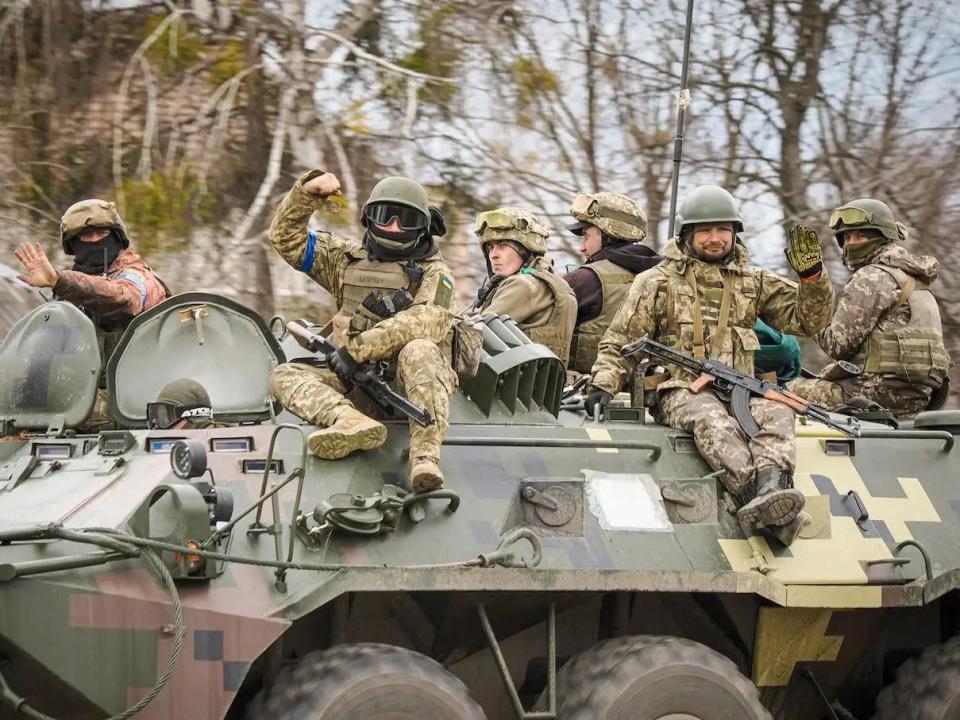 Ukrainische Truppen nach der Befreiung der Siedlung Hostomel im April 2022. - Copyright: Jana Cavojska/SOPA Images/LightRocket via Getty Images