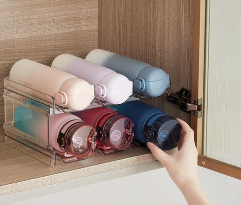 Neatly store up to six water bottles in this handy tiered organiser