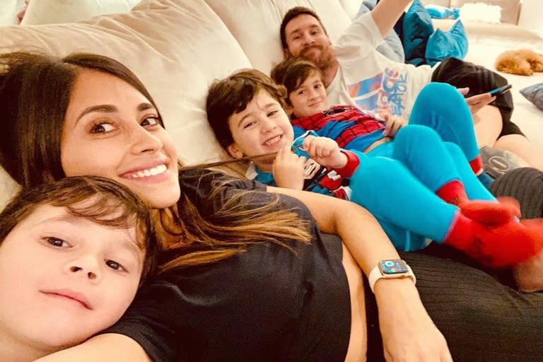 Antonella Roccuzzo aprovechó el gol marcado por el astro para compartir una foto de sus hijos con la camiseta del combinado nacional mientras festejaban la victoria del equipo capitaneado por su papá