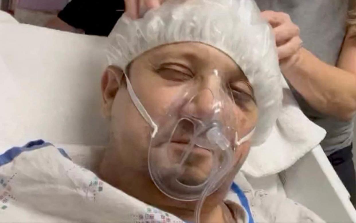 Jeremy Renner with oxygen mask in hospital - Jeremy Renner/Reuters