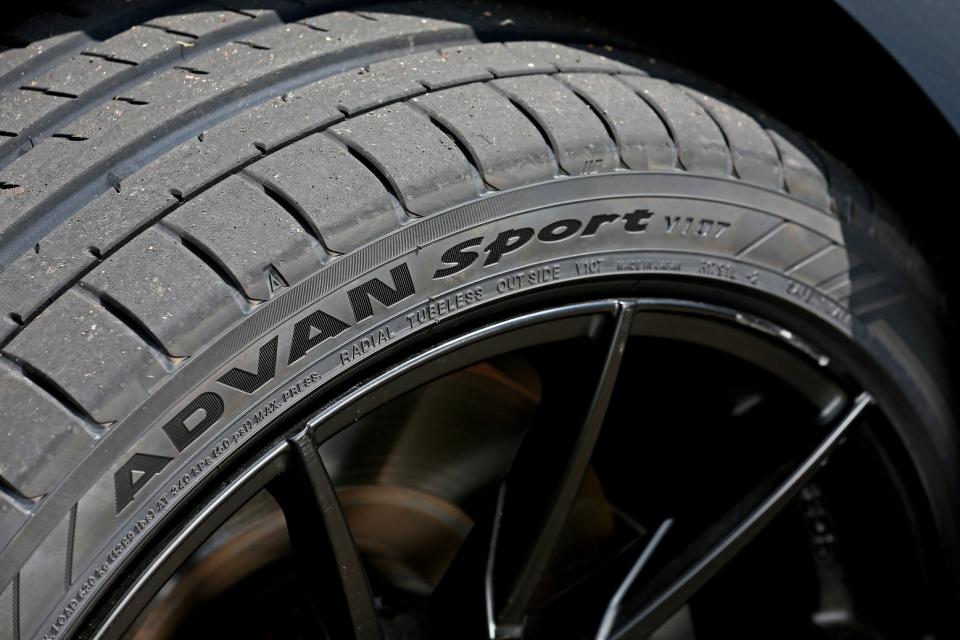 Sport V107胎側也透過特殊製程讓雕刻文字呈現更強烈的顏色對比，展現出ADVAN旗艦輪胎的視覺高質感，同時也提昇識別度。