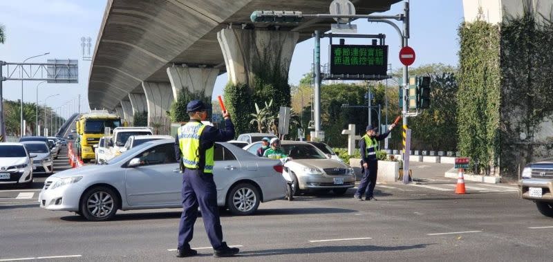 ▲228連假，屏東縣警局將首次啟用台1線楓港至枋山調撥車道，全力疏解車流，維持交通順暢。（圖／翻攝畫面）