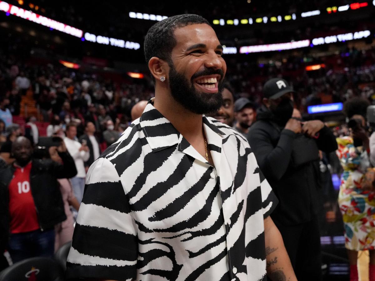 Drake lands just one of seven 'psychotic' bets during Super Bowl but still  makes £425k - Mirror Online