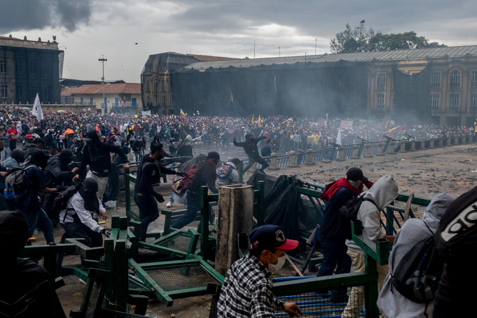 Protesters run up against barricades in Bogotá on April 28.<span class="copyright">Santiago Mesa—Reojo Colectivo</span>