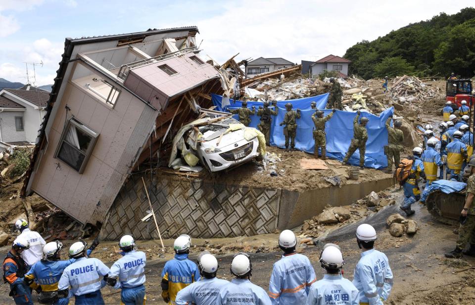 <p>Rettungsarbeiter suchen nach vermissten Personen in einem Haus im japanischen Kumano in der Hiroshima-Präfektur. Schwere Regenfälle sorgten im Gebiet für Verwüstung. (Bild: REUTERS/Kyodo) </p>