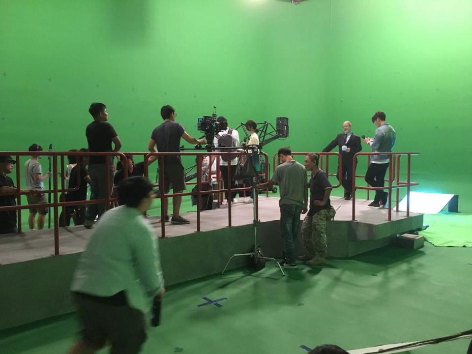 第2季中出現的IT公司蘭利科技有許多畫面都靠後製特效完成，拍攝時演員在搭建的高台和綠木前進行演出。（集合電影提供）