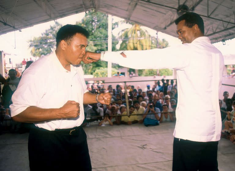 Muhammad Ali bromea con Teófilo Stevenson, durante una visita del estadounidense a Cuba, en 1996, cuando encabezó una delegación de la Cruz Roja Internacional