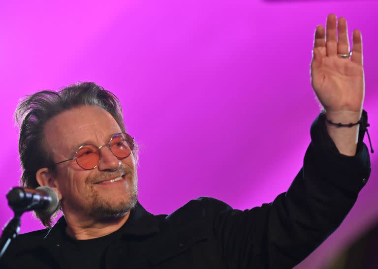 Bono saluda a la gente mientras actuaba en mayo de este año en una estación de subte convertida en refugio antiaéreo en Kiev, Ucrania