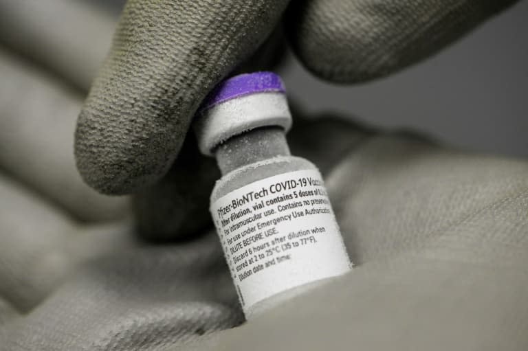 Un flacon de vaccin Pfizer BioNTech contre le Covid-19 à l'hôpital du Mans, en France, le 15 janvier 2021 - JEAN-FRANCOIS MONIER                 © 2019 AFP