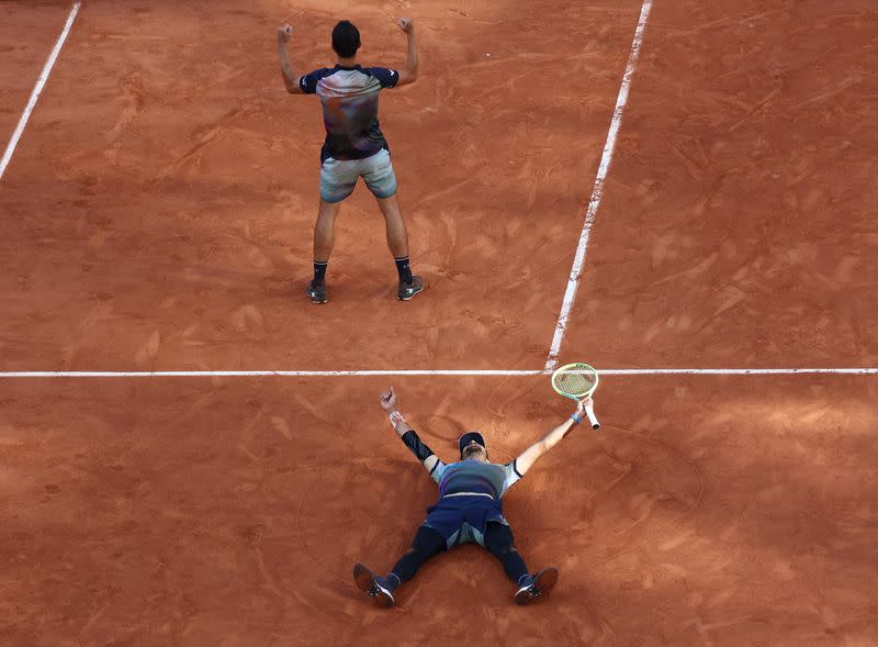 El salvadoreño Marcelo Arévalo y el croata Mate Pavic celebran su victoria en la final de dobles del Abierto de Francia contra los italianos Simone Bolelli y Andrea Vavassori