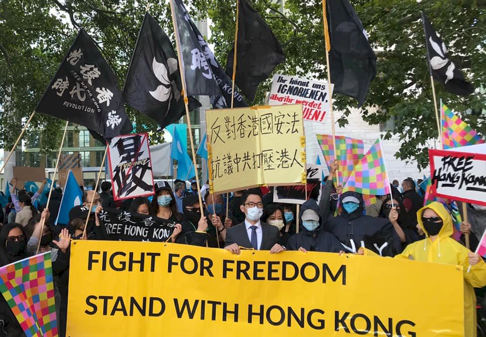 流亡海外的香港民主運動人士羅冠聰在柏林發起一場聚集上百人的抗議行動，其中包括維吾爾族族人。(圖：羅冠聰臉書)