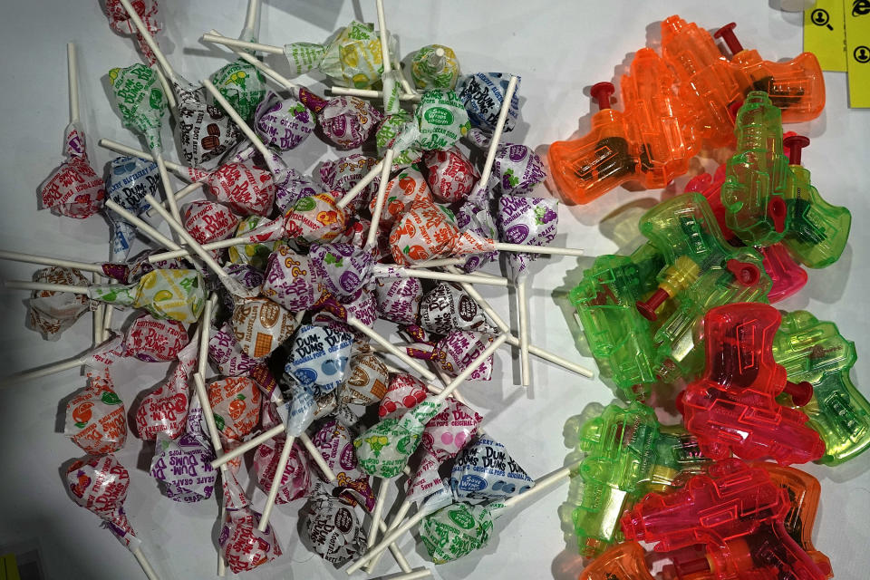 <p>Toy gun souvenirs and candies are placed on a table for grabs during CPAC 2018, Feb. 22, 2018 in National Harbor, Md. (Photo: Alex Wong/Getty Images) </p>