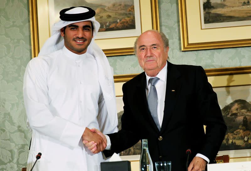 2013年，FIFA主席布拉特（右）宣布卡達主辦2022世界盃，與卡達足協主席（右）握手。（美聯社）