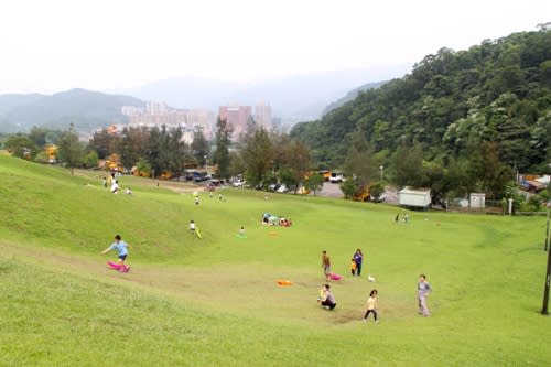 【台北文山區】福德坑環保復育公園─滑草、放風箏、騎單車！