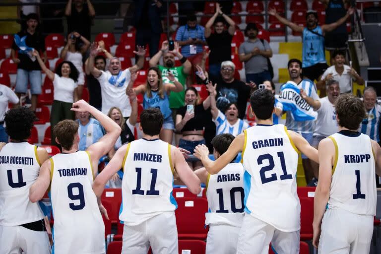 Festejan los chicos argentinos con familiares e hinchas en Estambul, donde la selección empezó con un 83-79 sobre Italia en el Mundial Sub 17; este domingo se enfrentarán con Nueva Zelanda.