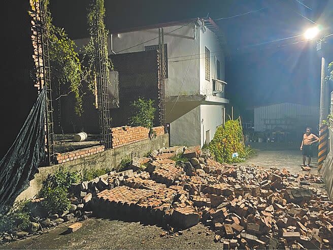 台東關山鎮昨晚9點41分發生芮氏規模6.4地震，全台有感。台東縣海端鄉1處紅磚牆坍塌。（蔡旻妤攝）