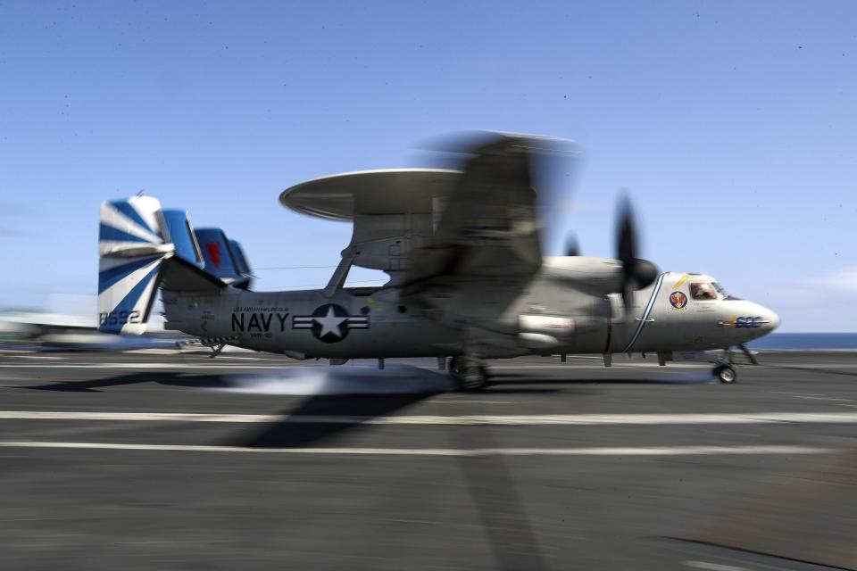 En esta foto del 20 de mayo de 2019 distribuida por la Marina de Estados Unidos, un E-2D Hawkeye aterriza en el portaviones USS Abraham Lincoln en el mar arábigo. (Mass Communication Specialist 3rd Class Jeff Sherman/U.S. Navy via AP)