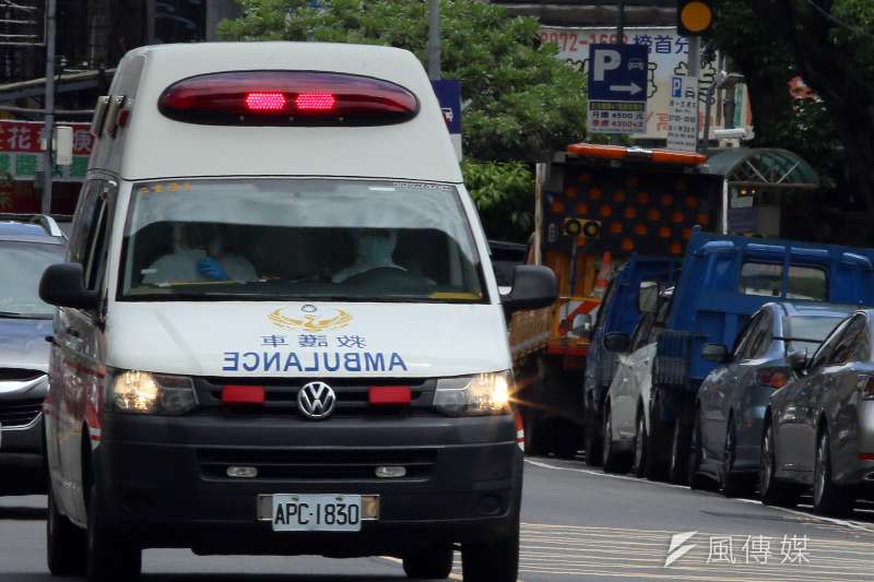 20210608-新冠肺炎疫情三級警戒，街頭常見救護車出勤任務。(柯承惠攝)