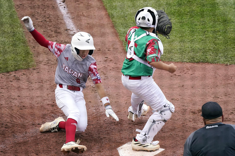 Daimu Nakano, de Japón, intenta anotar detrás del receptor mexicano Mayolo Peña, en un juego de la Serie Mundial de Pequeñas Ligas, realizado el viernes 18 de agosto de 2023, en South Williamsport, Pennsylvania (AP Foto/Tom E. Puskar)