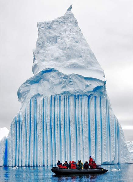 Icebergs con rayas de colores