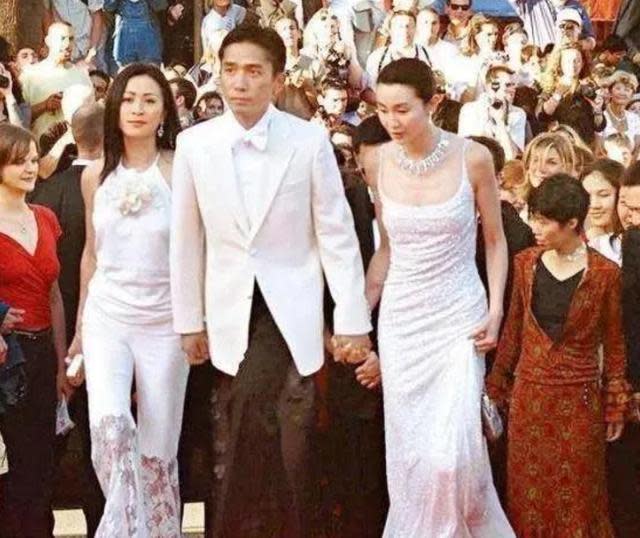 梁朝偉2005年牽著劉嘉玲、張曼玉，踏上坎城影展紅毯。（圖／微博）