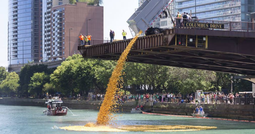 美國一年一度的黃色小鴨漂浮大賽於5日在芝加哥順利開跑。（圖／翻攝自伊利諾伊州特奧會推特）