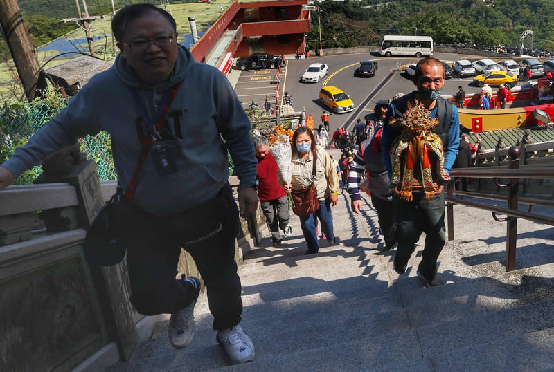 大年初二各地晴朗穩定（1） 中央氣象署表示，11日清晨受強烈大陸冷氣團及輻射 冷卻影響，北台灣天氣寒冷，白天氣溫略回升，天氣 晴朗穩定。圖為民眾趁著好天氣前往新北市烘爐地南 山福德宮祈福。 中央社記者趙世勳攝  113年2月11日 